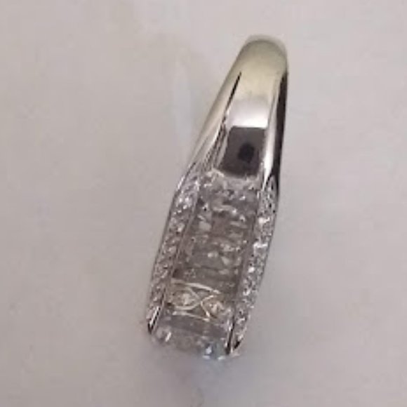 Pretty "Diamond" solitaire ring in silver size 7 - Picture 6 of 7